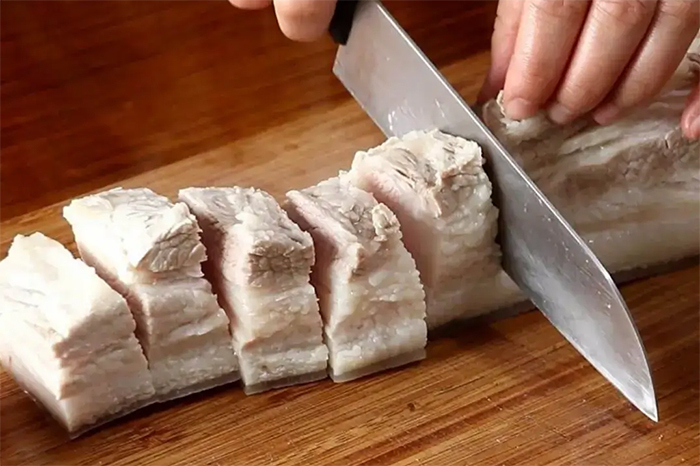 4 bước bắt buộc cho món thịt kho tàu trong mướt, dẻo mềm - Ảnh 3.