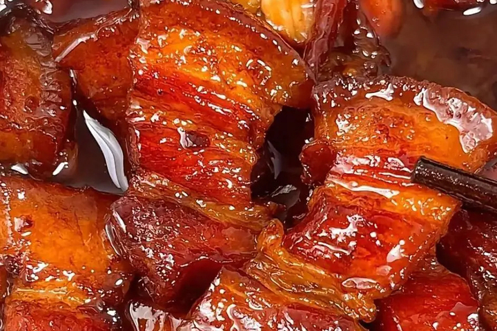 4 bước bắt buộc cho món thịt kho tàu trong mướt, dẻo mềm - Ảnh 1.