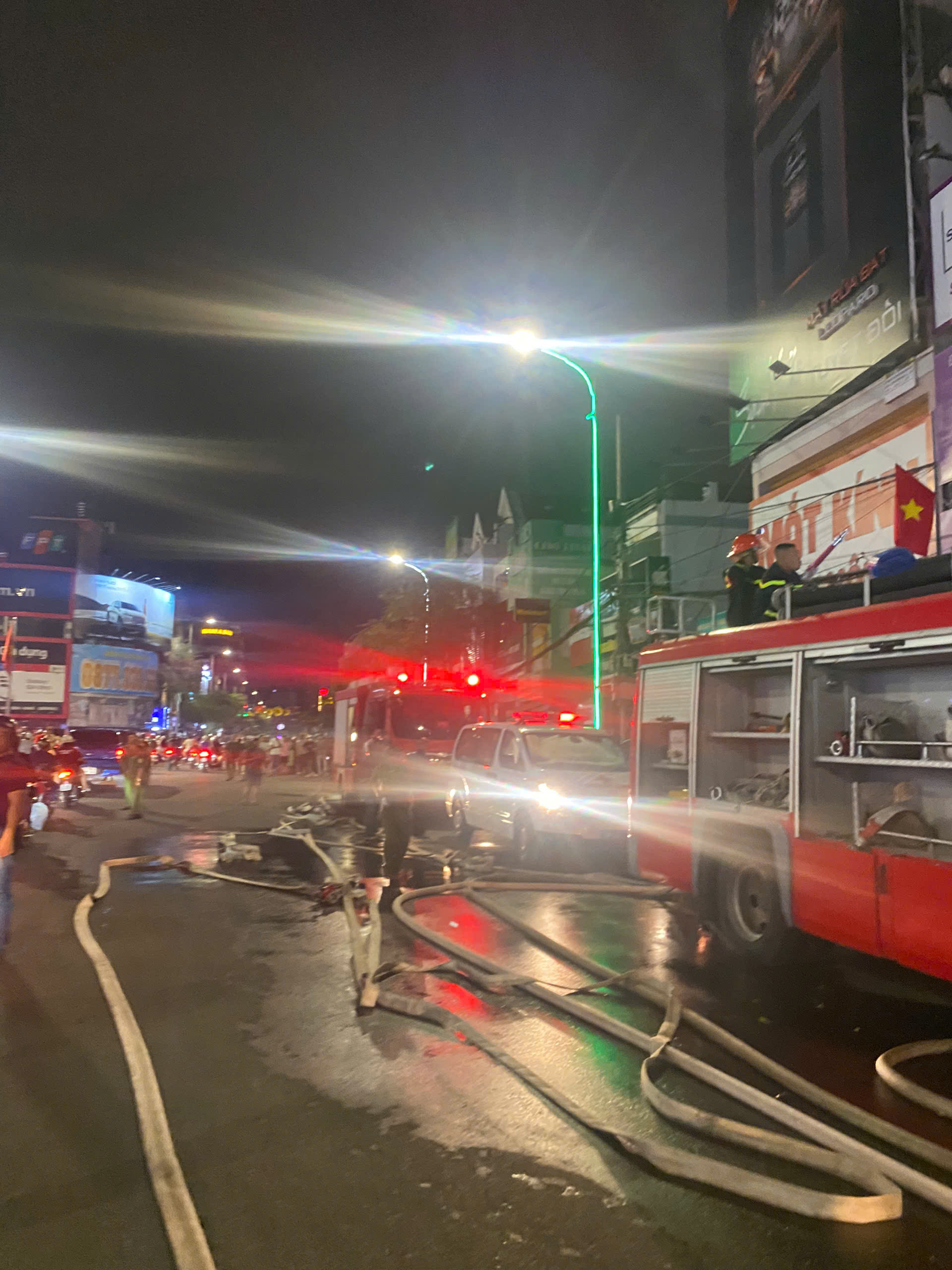 Cháy dữ dội tại ngôi nhà 5 tầng ở Nha Trang, thương vong hiện chưa xác định- Ảnh 2.
