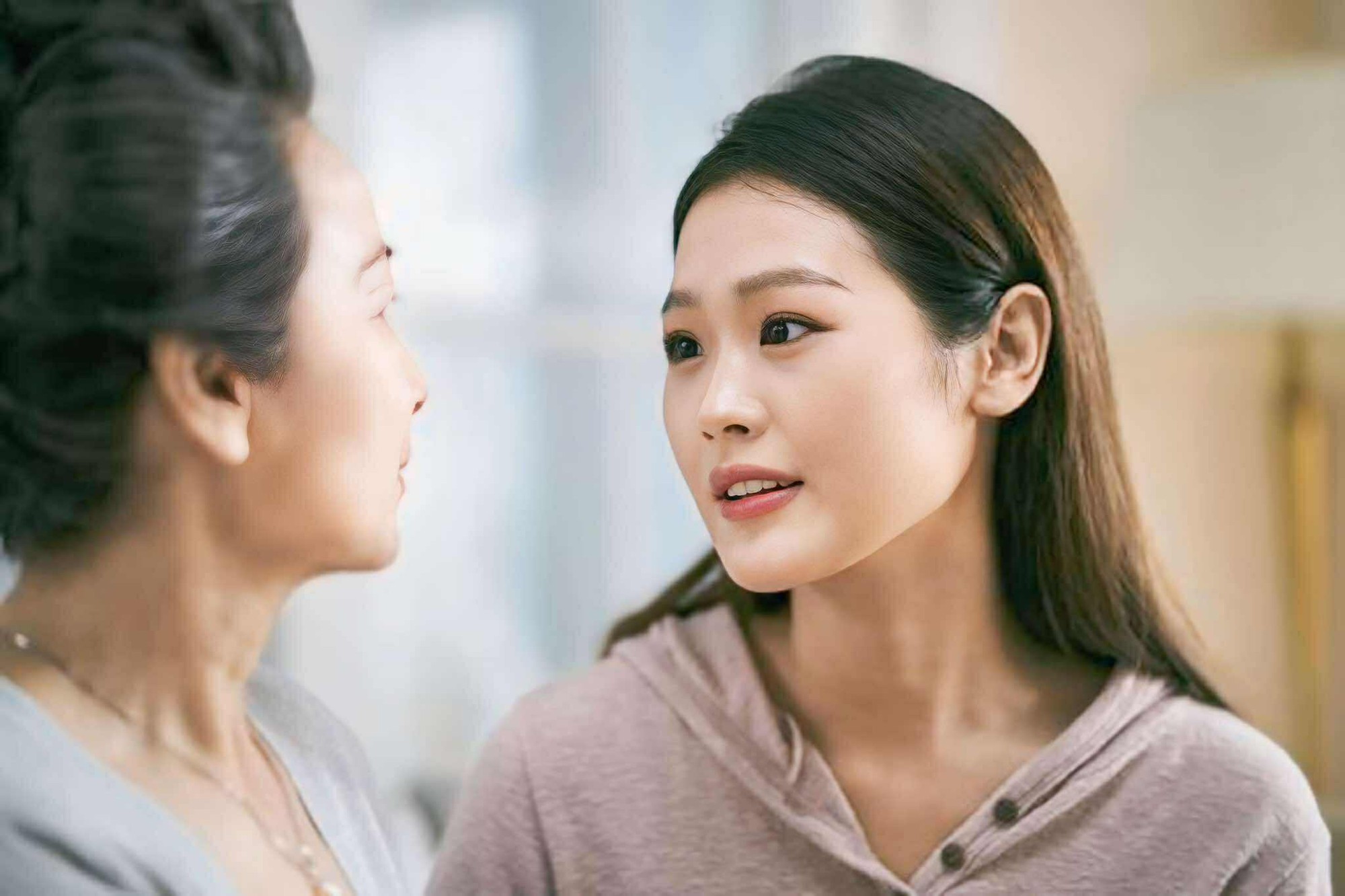 Cuộc gọi của bố mẹ sau khi cho em trai tiền mua nhà khiến tôi nhận ra sự thật về tình yêu thương gia đình!- Ảnh 1. Cuộc gọi của bố mẹ sau khi cho em trai tiền mua nhà khiến tôi nhận ra sự thật về tình yêu thương gia đình!- Ảnh 1.