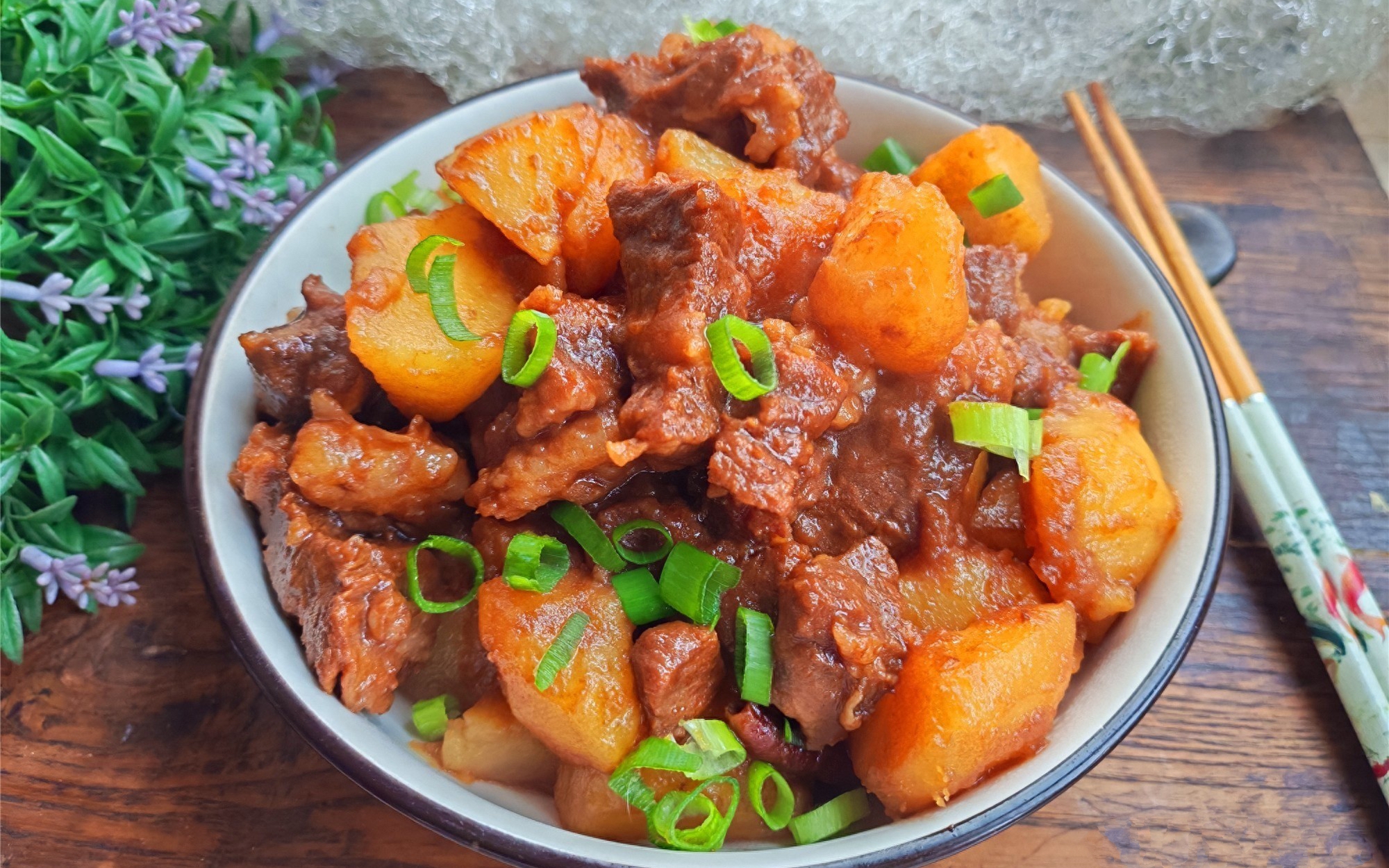Món hầm mẹ hay nấu mỗi độ thu sang: Chỉ cần một nồi bò hầm khoai tây đã đủ sưởi ấm mâm cơm gia đình