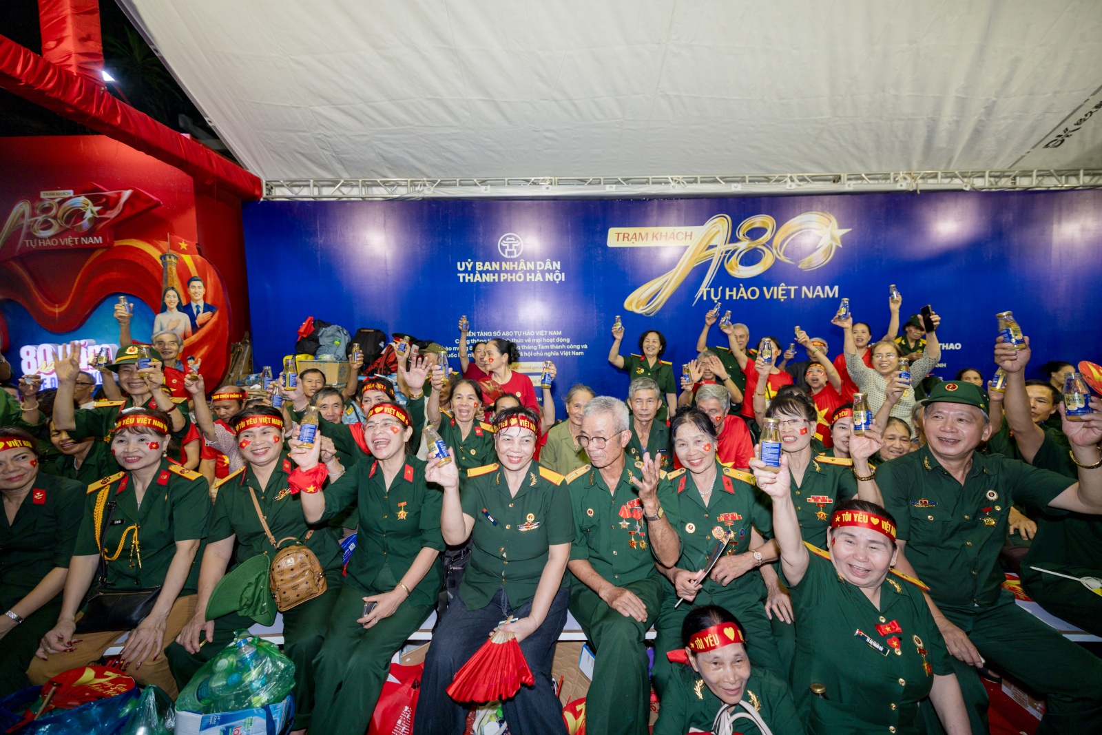Lụy concert A80 với những hình ảnh ấm áp tại trạm khách A80: Tự hào Việt Nam - Ảnh 1. Lụy concert A80 với những hình ảnh ấm áp tại trạm khách A80: Tự hào Việt Nam - Ảnh 1.