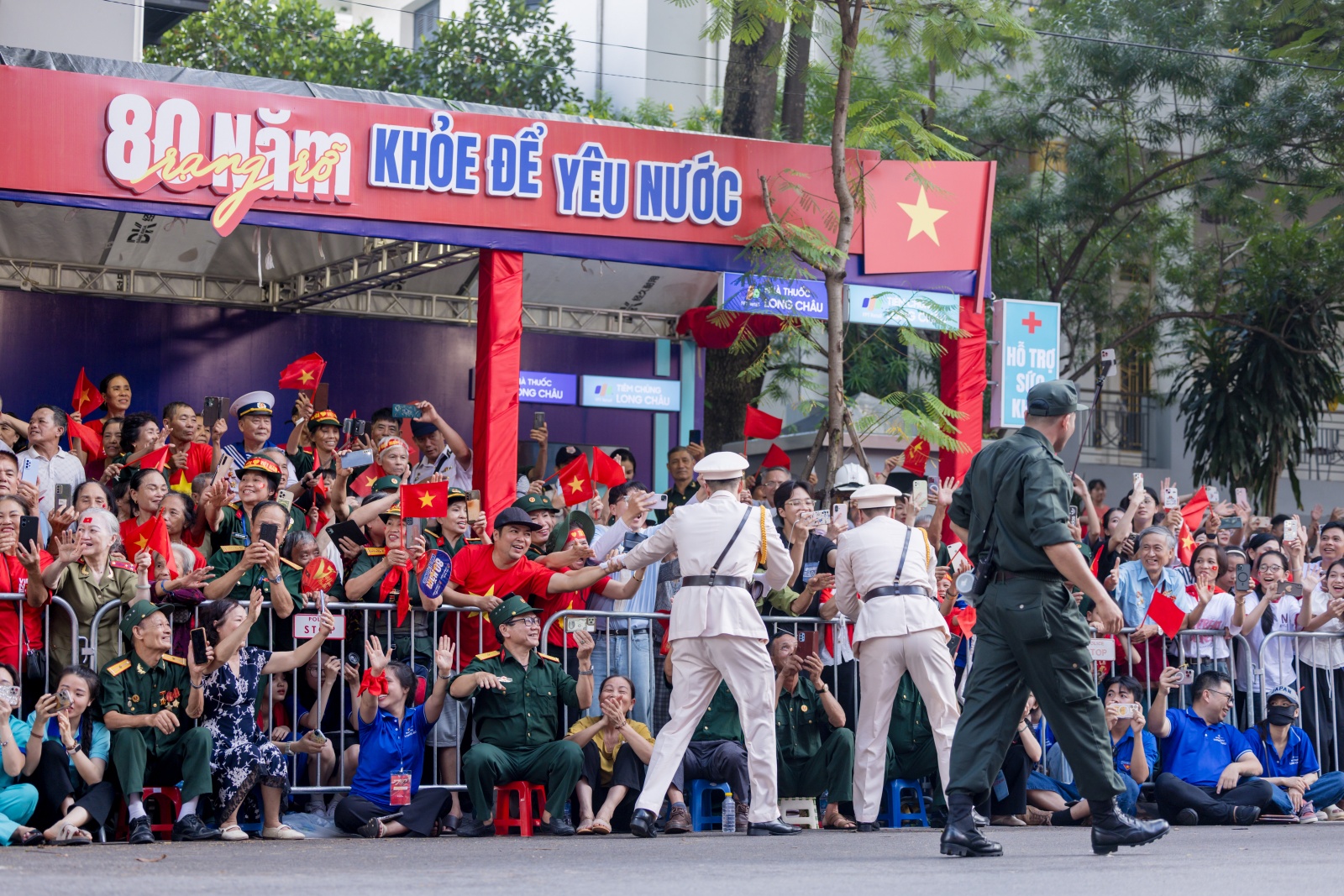 Lụy concert A80 với những hình ảnh ấm áp tại trạm khách A80: Tự hào Việt Nam - Ảnh 19. Lụy concert A80 với những hình ảnh ấm áp tại trạm khách A80: Tự hào Việt Nam - Ảnh 19.