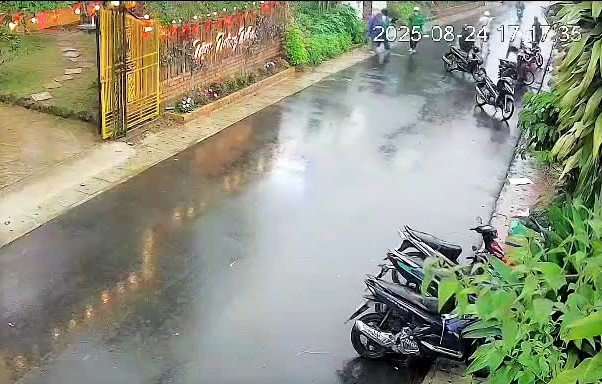Danh tính nữ cán bộ phường chặn đường, đẩy ngã và tấn công người giữa ban ngày - Ảnh 1. Danh tính nữ cán bộ phường chặn đường, đẩy ngã và tấn công người giữa ban ngày - Ảnh 1.