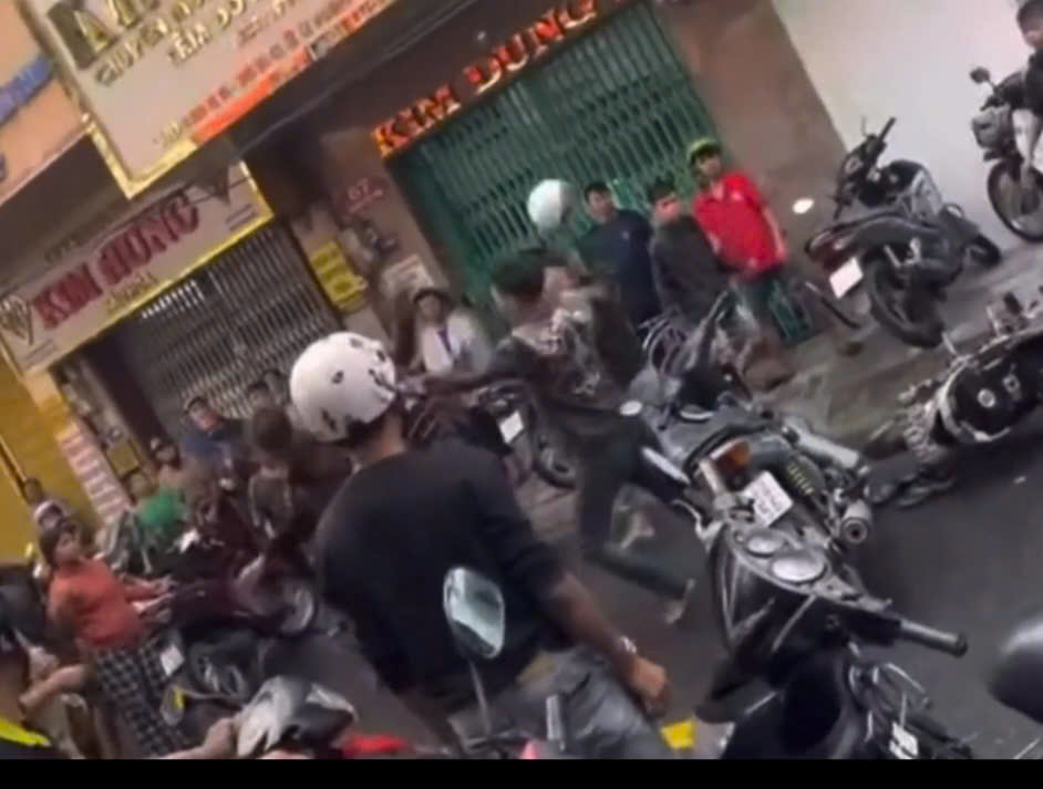 Xôn xao clip dài 8 giây nghi đánh nhau vì giành đồ cúng "cô hồn" - Ảnh 1. CLIP: Nhóm người đánh nhau giữa đường ở Cà Mau nghi tranh giật đồ cúng "cô hồn" - Ảnh 1.