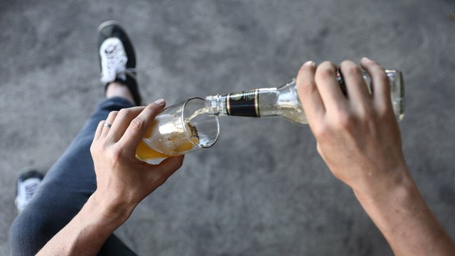 pouring-beer-1296x728-header-1296x729-1757235400775967018329-1757252282720-17572522878881614304299.jpg