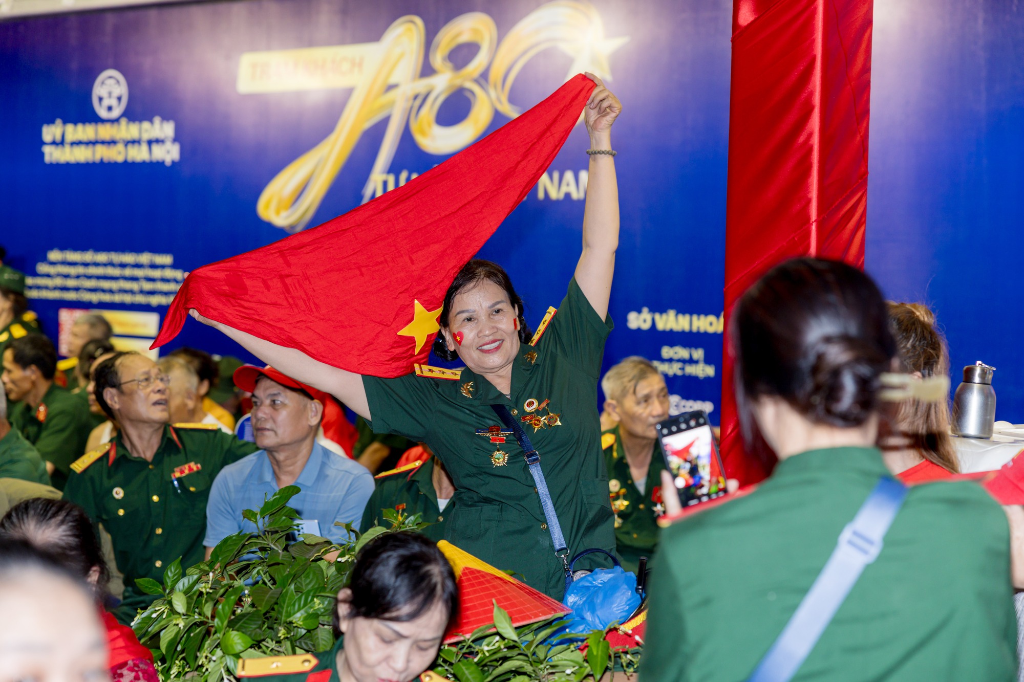 Lụy concert A80 với những hình ảnh ấm áp tại trạm khách A80: Tự hào Việt Nam - Ảnh 7. Lụy concert A80 với những hình ảnh ấm áp tại trạm khách A80: Tự hào Việt Nam - Ảnh 7.