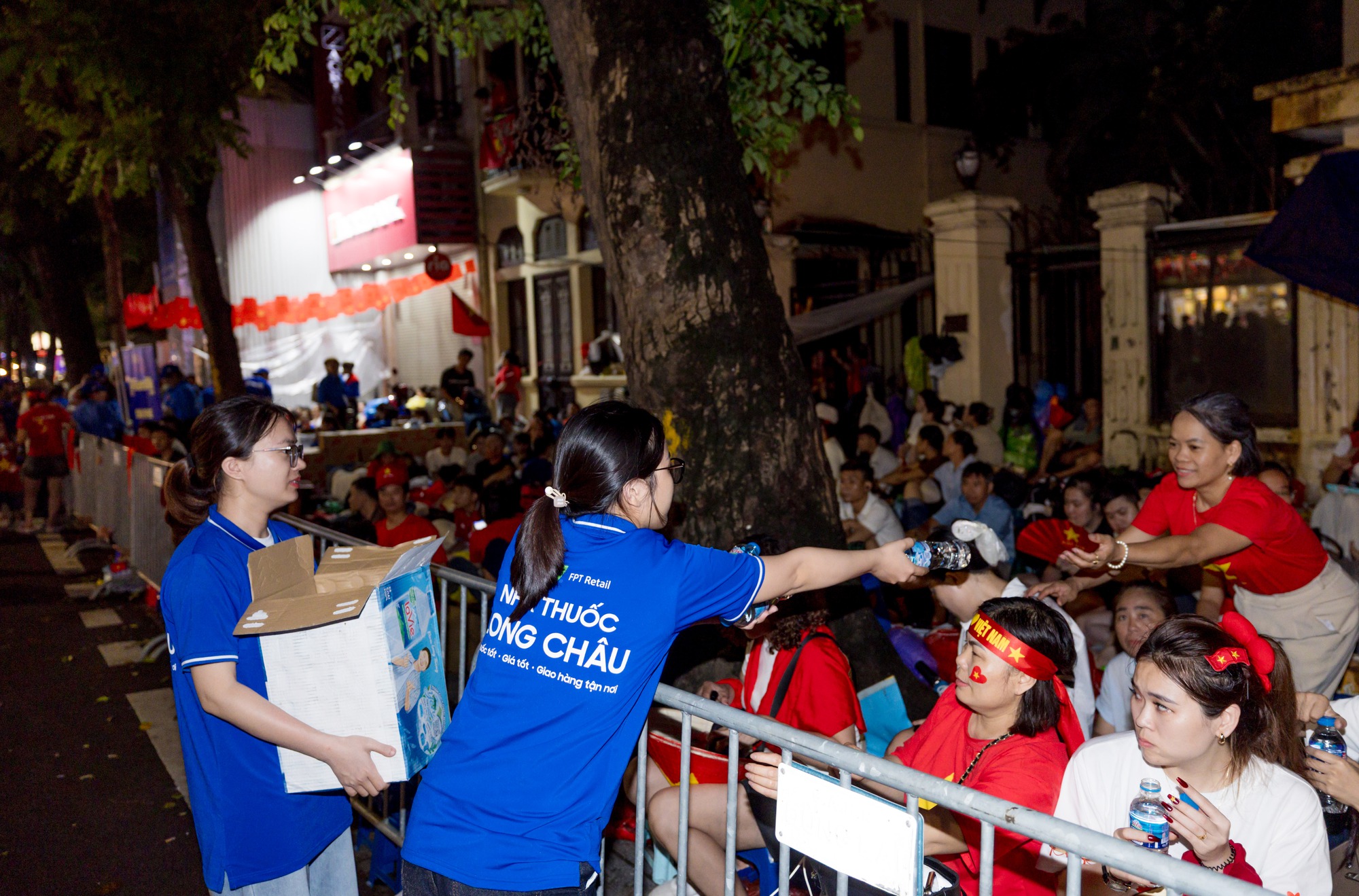 Lụy concert A80 với những hình ảnh ấm áp tại trạm khách A80: Tự hào Việt Nam - Ảnh 8. Lụy concert A80 với những hình ảnh ấm áp tại trạm khách A80: Tự hào Việt Nam - Ảnh 8.