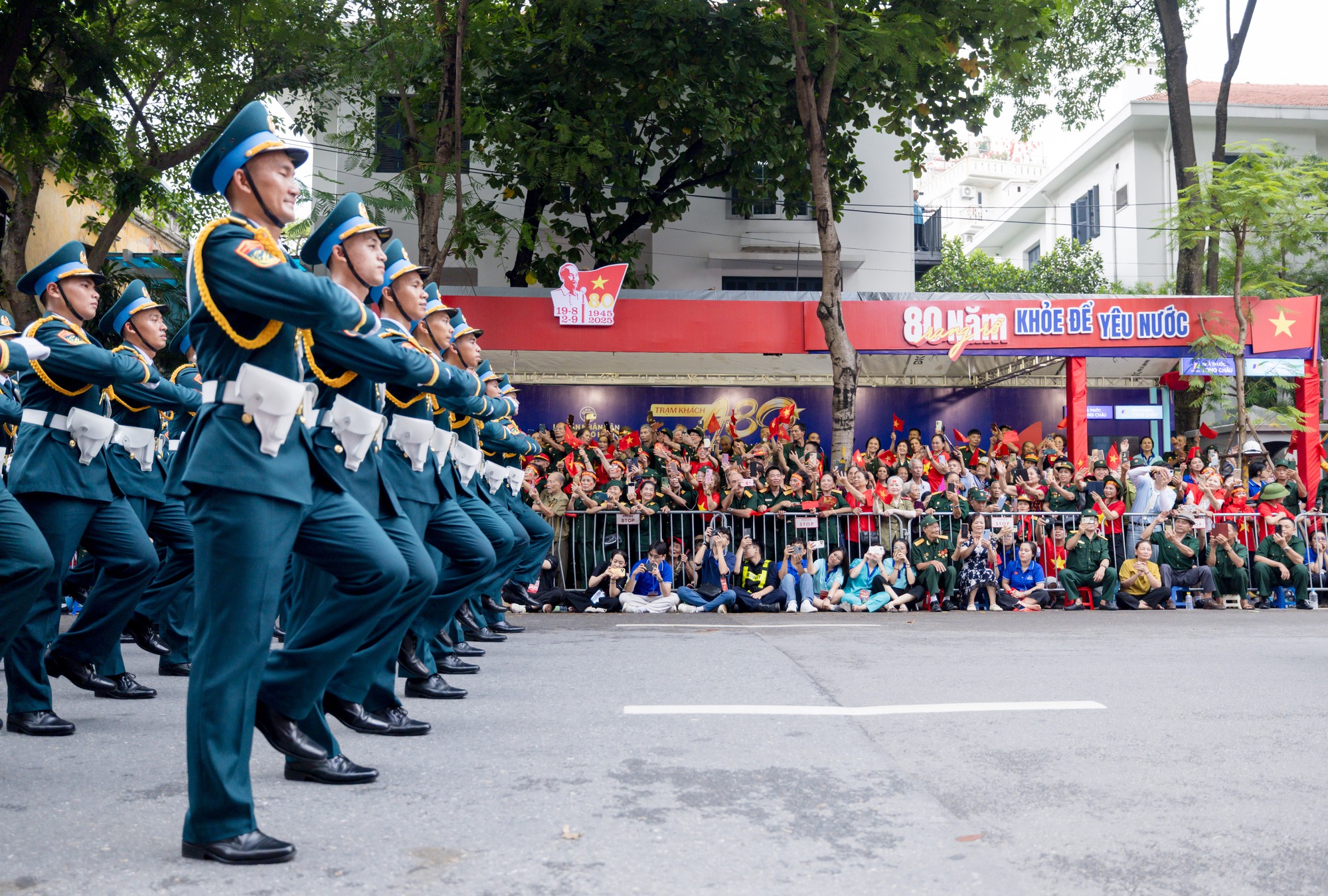 Lụy concert A80 với những hình ảnh ấm áp tại trạm khách A80: Tự hào Việt Nam - Ảnh 16. Lụy concert A80 với những hình ảnh ấm áp tại trạm khách A80: Tự hào Việt Nam - Ảnh 16.