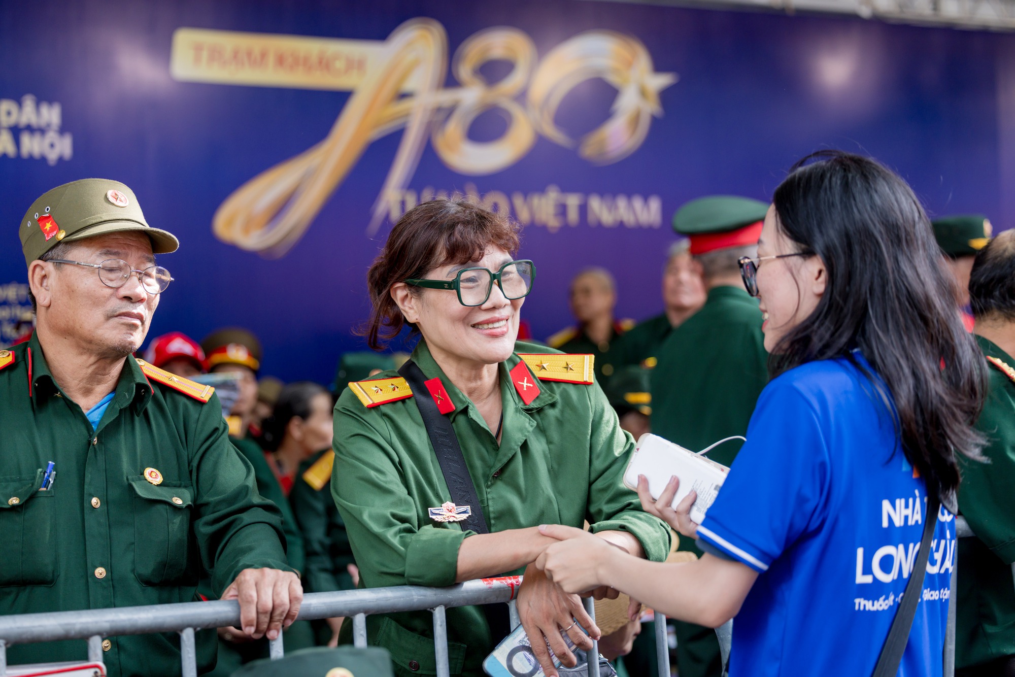 Lụy concert A80 với những hình ảnh ấm áp tại trạm khách A80: Tự hào Việt Nam - Ảnh 2. Lụy concert A80 với những hình ảnh ấm áp tại trạm khách A80: Tự hào Việt Nam - Ảnh 2.