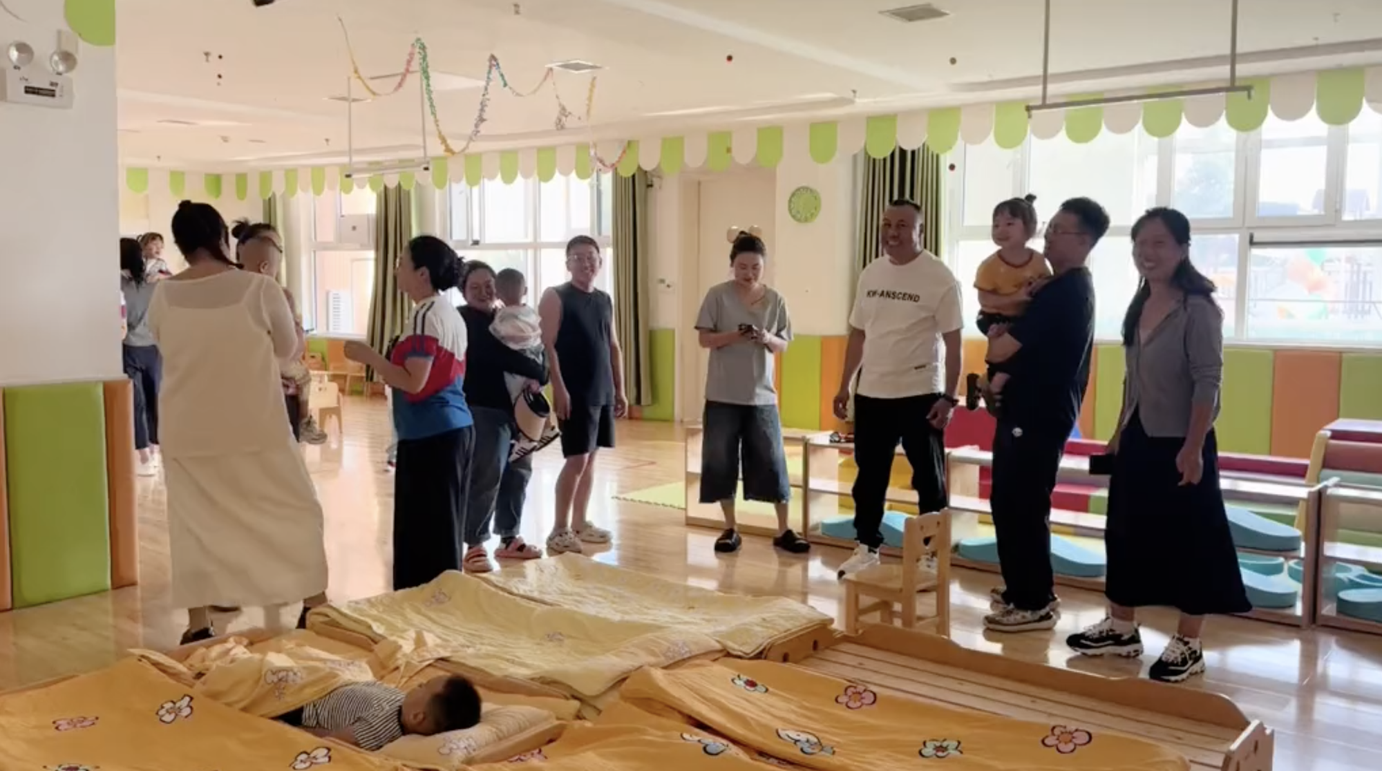 Con ngày đầu đi học mầm non mà thế này thì phụ huynh tha hồ yên tâm! - Ảnh 1. Con ngày đầu đi học mầm non mà thế này thì phụ huynh tha hồ yên tâm! - Ảnh 1.