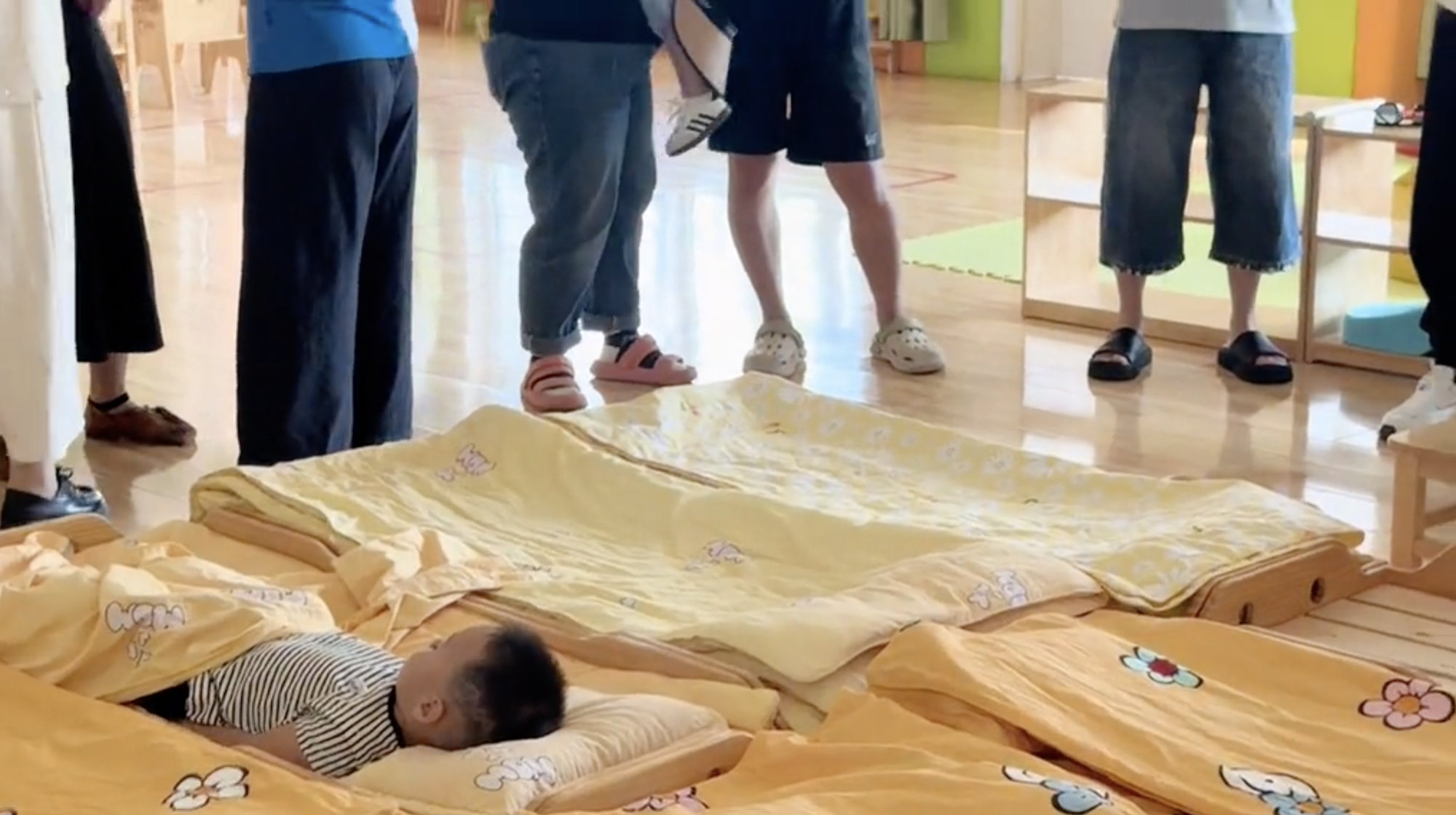 Con ngày đầu đi học mầm non mà thế này thì phụ huynh tha hồ yên tâm! - Ảnh 2. Con ngày đầu đi học mầm non mà thế này thì phụ huynh tha hồ yên tâm! - Ảnh 2.