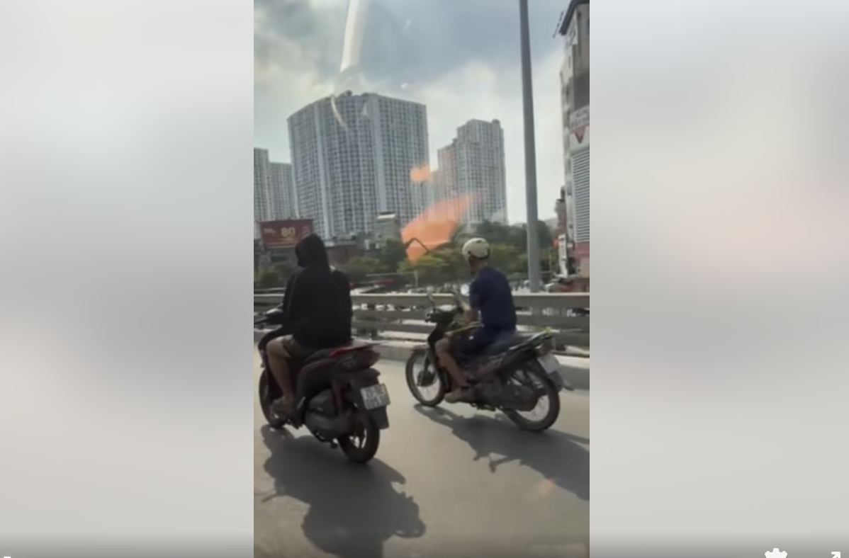 Từ clip Cục trưởng Cục CSGT trực tiếp quay, xử phạt thanh niên vừa đi xe vừa nghe điện thoại - Ảnh 1. Từ clip Cục trưởng Cục CSGT trực tiếp quay, xử phạt thanh niên vừa đi xe vừa nghe điện thoại - Ảnh 1.