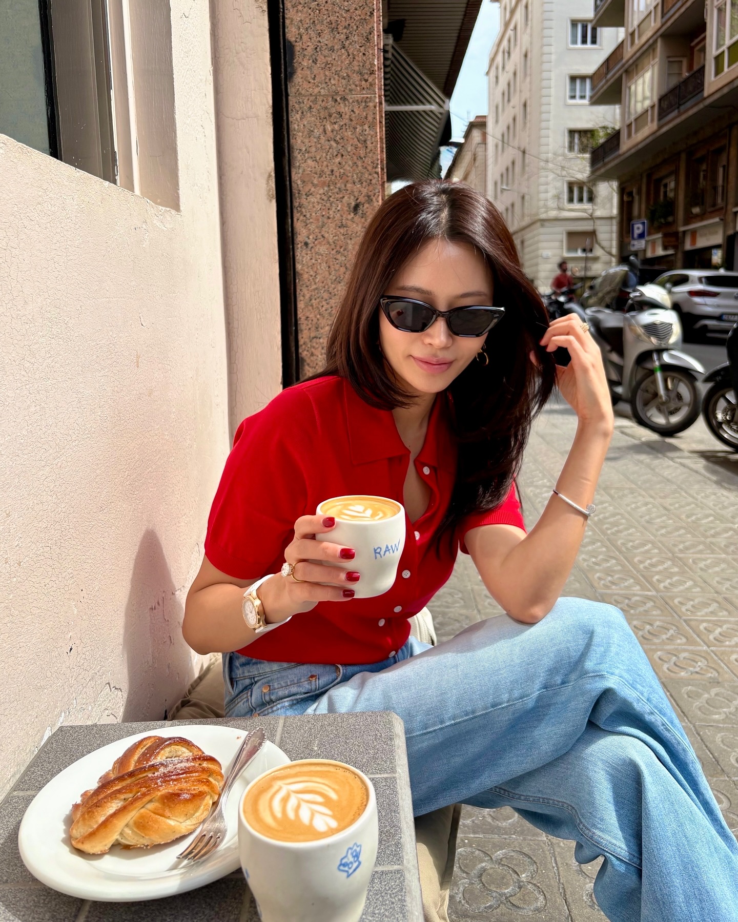 Trang phục màu đỏ chính là xu hướng hot nhất thu này: 10 cách diện giúp nàng nổi nhất khu phố, độ sang chảnh miễn bàn - Ảnh 1. Trang phục màu đỏ chính là xu hướng hot nhất thu này: 10 cách diện giúp nàng nổi nhất khu phố, độ sang chảnh miễn bàn - Ảnh 1.