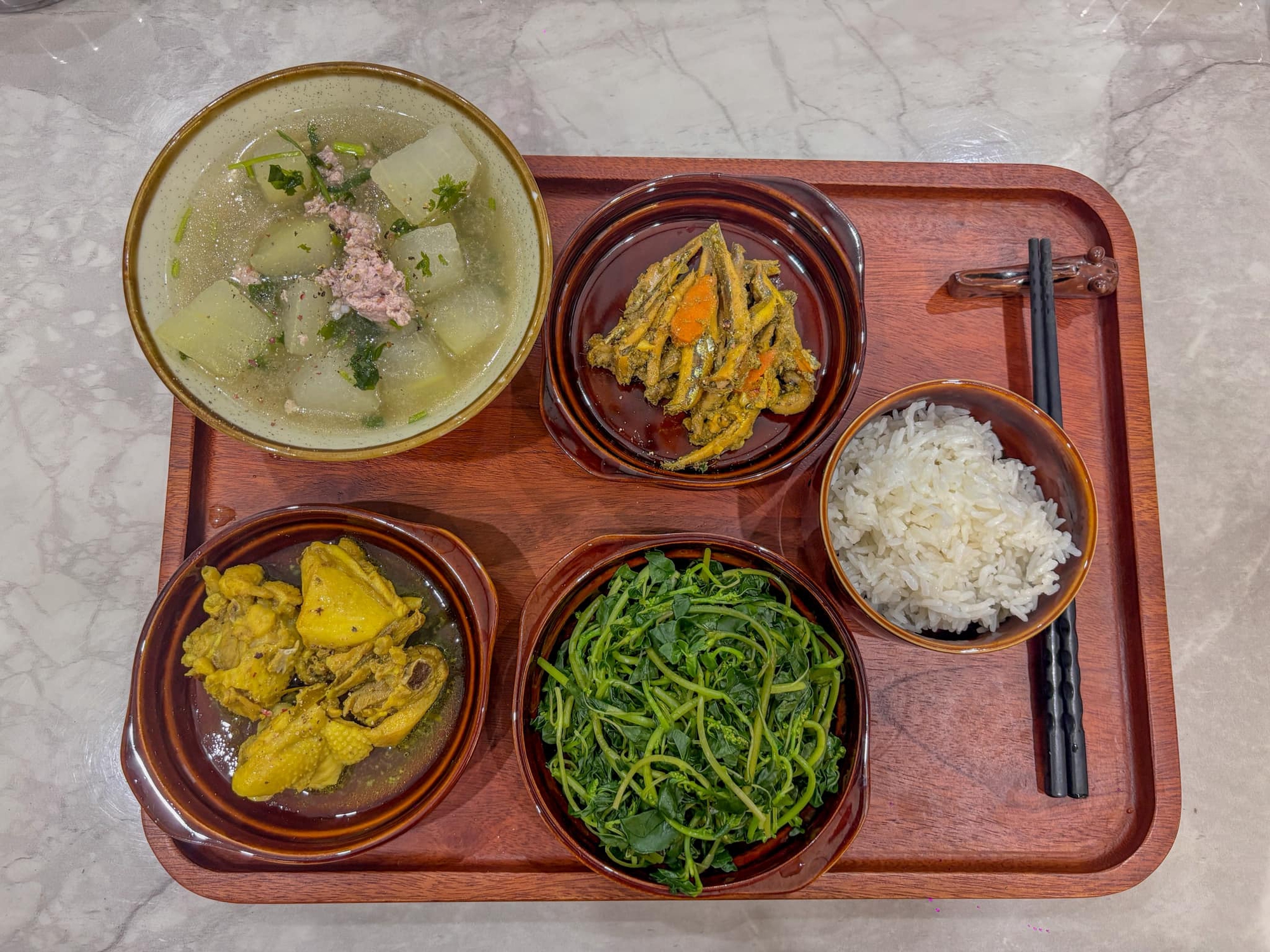 Chị gái nhà người ta: Nấu cơm cữ cho em mà tưởng đâu chị đi thi MasterChef khiên hội Chị gái nhà người ta: Nấu cơm cữ cho em mà tưởng đâu chị đi thi MasterChef khiên hội