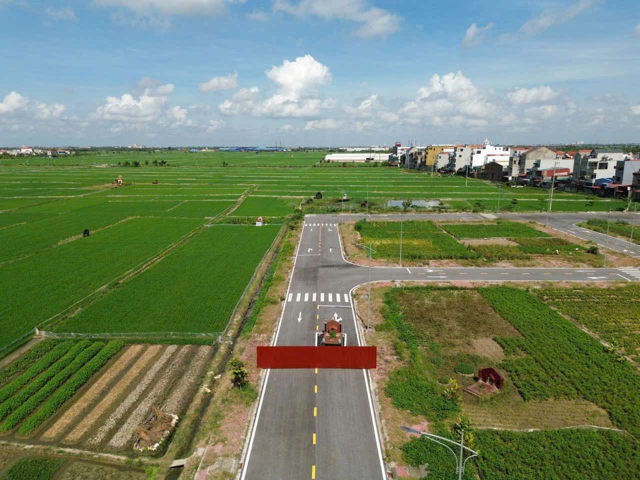Vụ ngôi mộ nằm giữa đường ở Hải Phòng: Trưởng dòng họ nói lý do - Ảnh 3. Vụ ngôi mộ nằm giữa đường ở Hải Phòng: Trưởng dòng họ nói lý do - Ảnh 3.