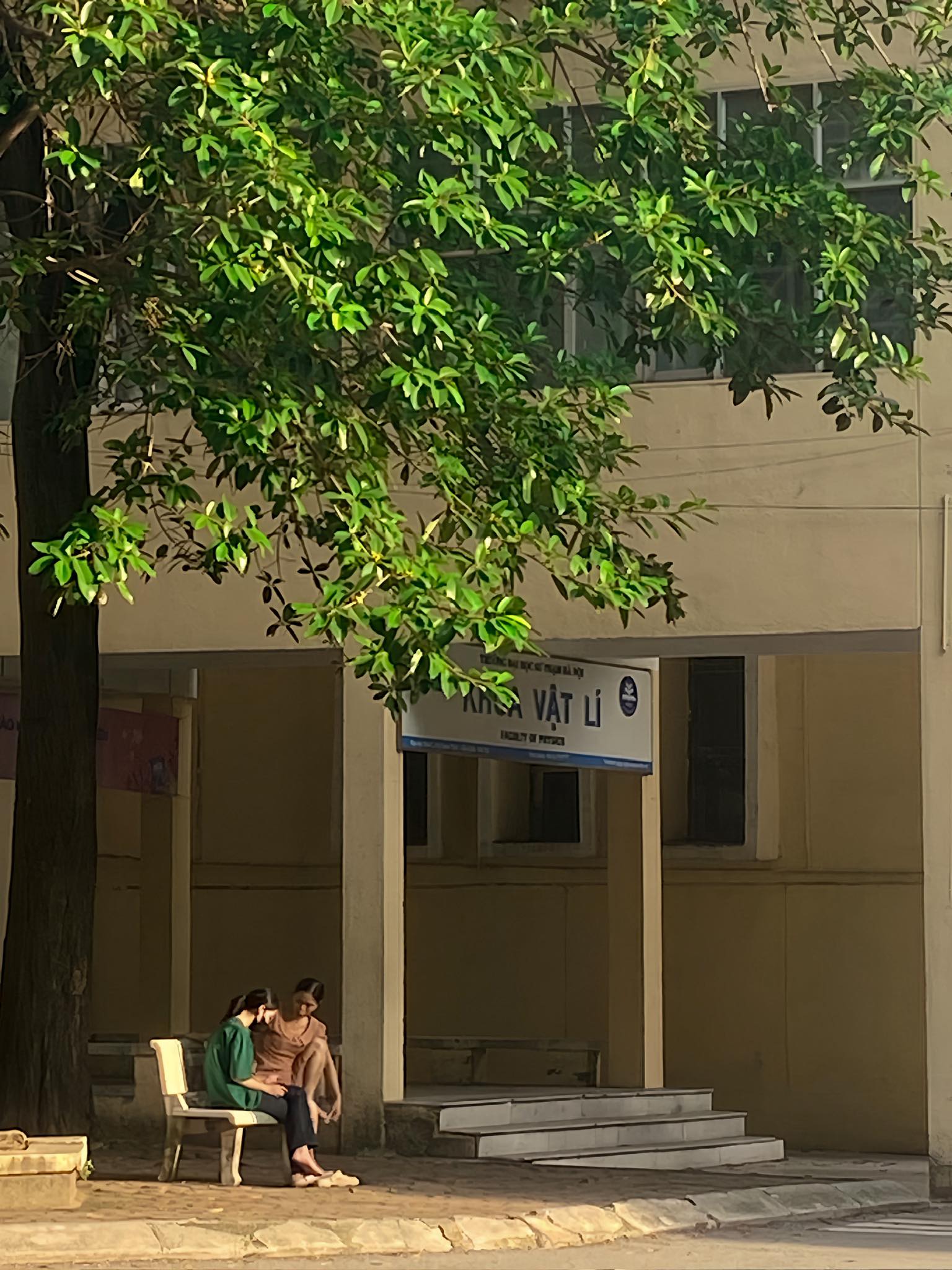 Bức ảnh chụp tại góc sân trường ngày nhập học khiến nhiều người cay mắt - Ảnh 1. Bức ảnh chụp tại góc sân trường ngày nhập học khiến nhiều người cay mắt - Ảnh 1.