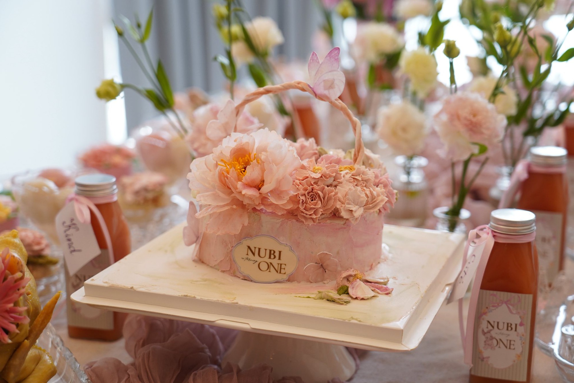Tiệc thôi nôi cực xinh xẻo và ấm cúng nhưng không kém phần sang chảnh của em bé Nubi nhà siêu mẫu Võ Hoàng Yến- Ảnh 5. Tiệc thôi nôi cực xinh xẻo và ấm cúng nhưng không kém phần sang chảnh của em bé Nubi nhà siêu mẫu Võ Hoàng Yến- Ảnh 5.