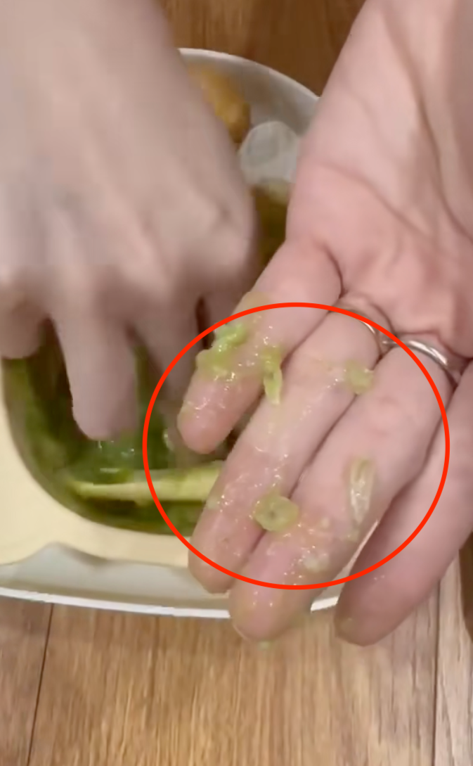 SỐC: Bé ăn gần hết bát cháo dinh dưỡng, thấy con chảy cả nước mắt, mẹ kiểm tra phát hiện đầy mảnh nhựa trong suốt- Ảnh 4. SỐC: Bé ăn gần hết bát cháo dinh dưỡng, thấy con chảy cả nước mắt, mẹ kiểm tra phát hiện đầy mảnh nhựa trong suốt- Ảnh 4.