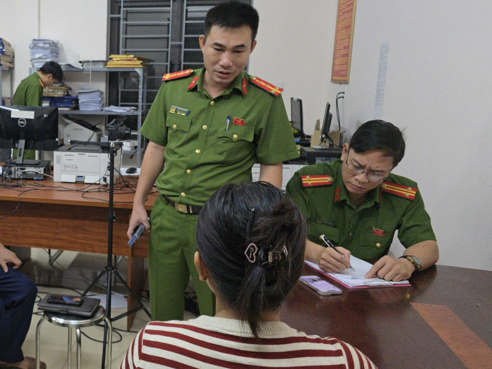 Ngành điện cảnh báo khẩn toàn bộ người dân, khuyến khích nên làm 1 việc- Ảnh 2. Ngành điện cảnh báo khẩn toàn bộ người dân, khuyến khích nên làm 1 việc- Ảnh 2.