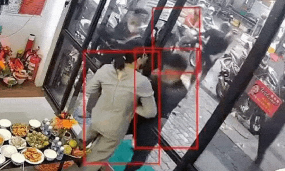 Clip sốc về "đội quân giật cô hồn": Chủ nhà run rẩy đứng chắn, người lạ vẫn cạy cửa, thò tay giật đồ cúng - Ảnh 1. Clip sốc về "đội quân giật cô hồn": Chủ nhà run rẩy đứng chắn, người lạ vẫn cạy cửa, thò tay giật đồ cúng - Ảnh 1.