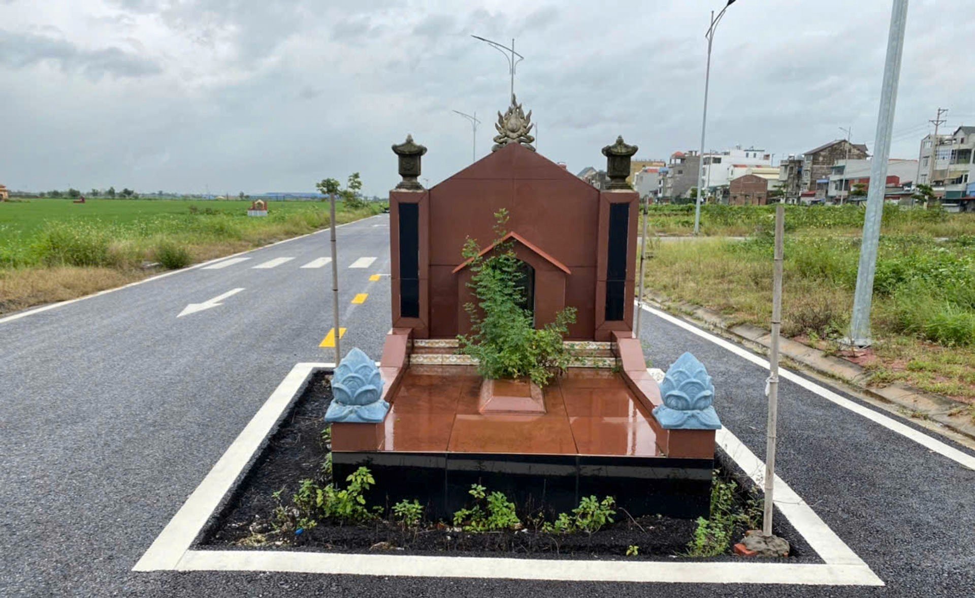 Vụ ngôi mộ nằm giữa đường ở Hải Phòng: Trưởng dòng họ nói lý do - Ảnh 2. Vụ ngôi mộ nằm giữa đường ở Hải Phòng: Trưởng dòng họ nói lý do - Ảnh 2.