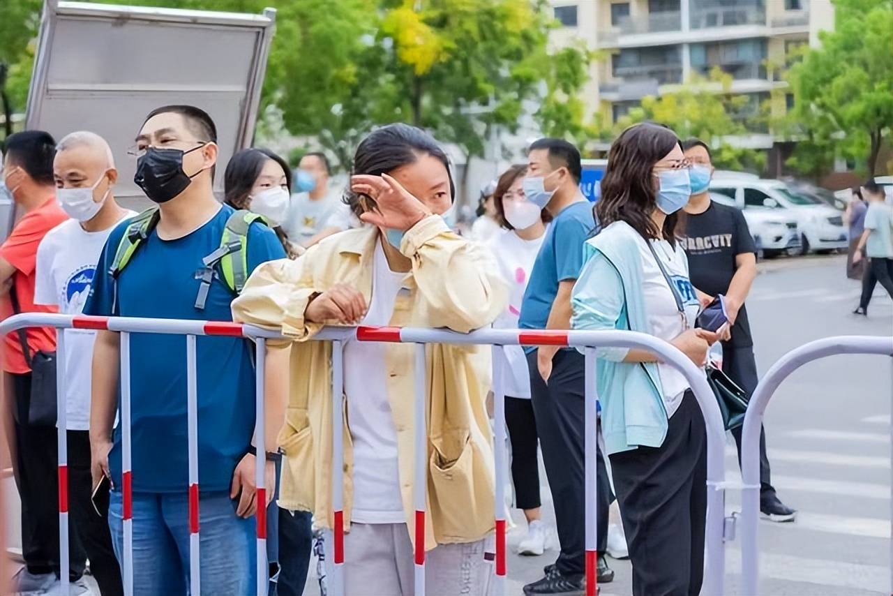 Đưa con đi nhập học, ông bố bất ngờ bị cả MXH mắng: &quot;Anh đang không tôn trọng con trai mình&quot; - Ảnh 2.