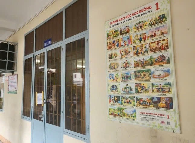 Yêu cầu trường tiểu học gỡ tranh đạo đức dán tường dạy về nhân quả - Ảnh 1. Yêu cầu trường tiểu học gỡ tranh đạo đức dán tường dạy về nhân quả - Ảnh 1.
