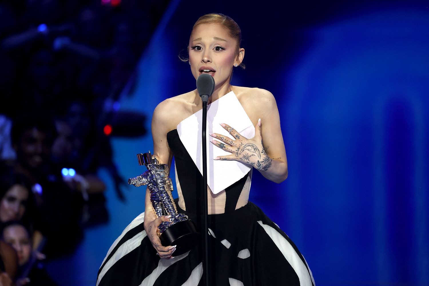 ariana-grande-vmas-090725-3-8fb5-1-1757397251959-1757397252031806798461.jpg