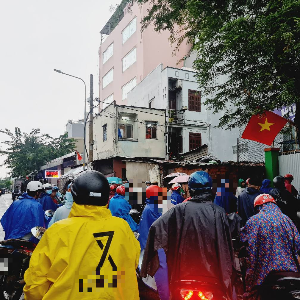“Drama” ngày mưa đang khiến hội phụ huynh TPHCM tranh cãi dữ dội lúc này: Trường sai, hay bà mẹ suy nghĩ… không giống ai?- Ảnh 1. “Drama” ngày mưa đang khiến hội phụ huynh TPHCM tranh cãi dữ dội lúc này: Trường sai, hay bà mẹ suy nghĩ… không giống ai?- Ảnh 1.
