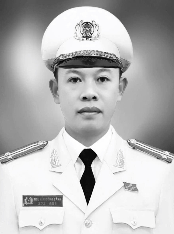 Thiếu tá Công an ở Đắk Lắk hy sinh: Vợ khóc nghẹn, con trai mới ngày đầu đi học - Ảnh 2. Thiếu tá Công an ở Đắk Lắk hy sinh: Vợ khóc nghẹn, con trai mới ngày đầu đi học - Ảnh 2.