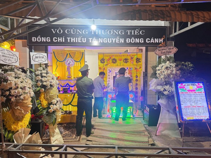 Thiếu tá Công an ở Đắk Lắk hy sinh: Vợ khóc nghẹn, con trai mới ngày đầu đi học - Ảnh 1. Thiếu tá Công an ở Đắk Lắk hy sinh: Vợ khóc nghẹn, con trai mới ngày đầu đi học - Ảnh 1.