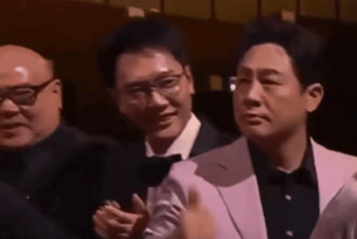 ezgif-2d8a5577c3974f-1757413088919-17574130890461295300353.gif