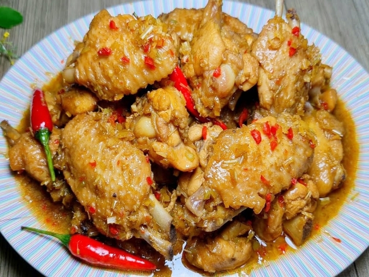 Cách làm gà kho nước dừa thơm ngon, đơn giản - Ảnh 1.
