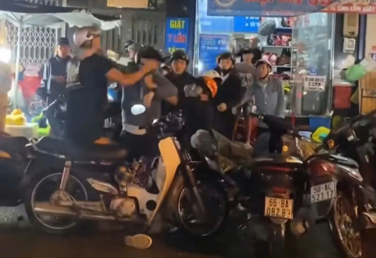 Đôi nam nữ bị hành hung bởi nhóm thanh niên trên đường Phạm Văn Bạch - Ảnh 1. Đôi nam nữ bị hành hung bởi nhóm thanh niên trên đường Phạm Văn Bạch - Ảnh 1.