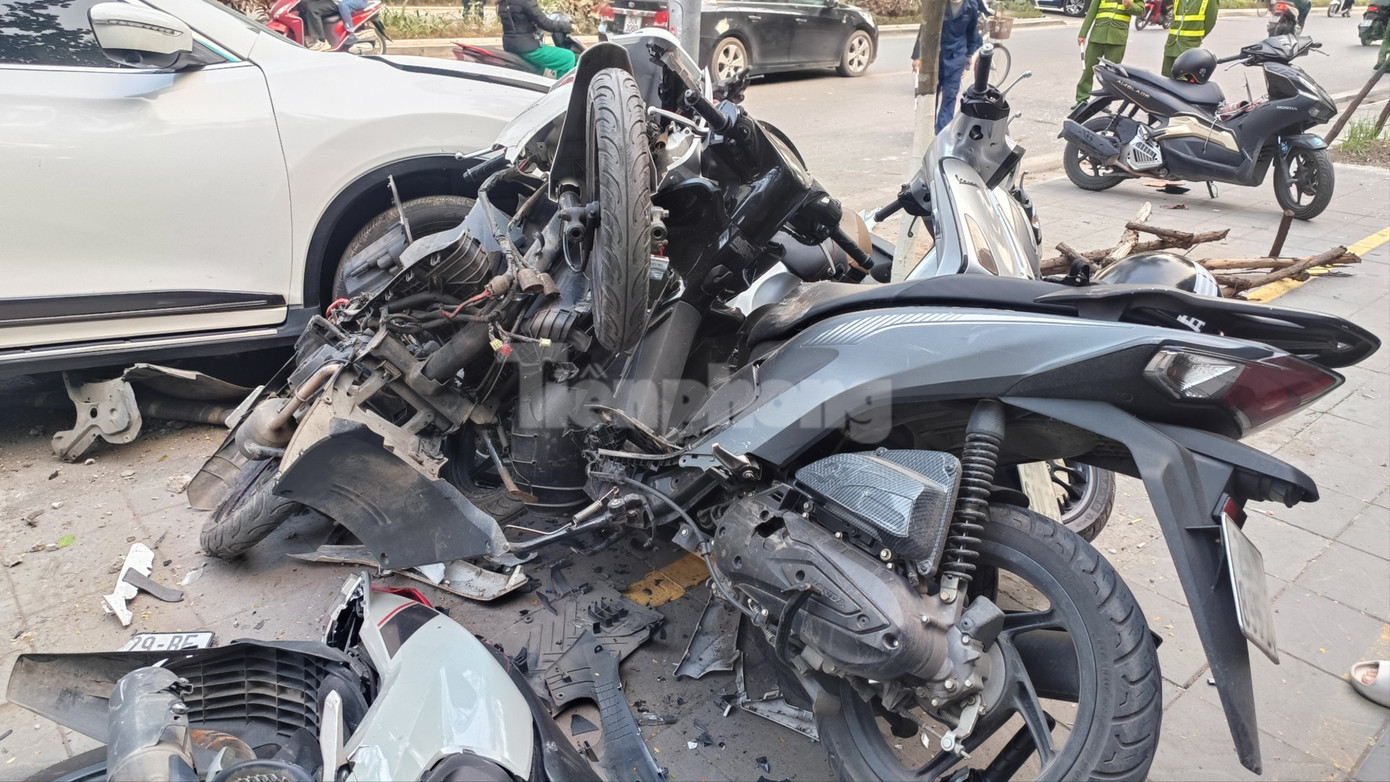 &Ocirc; t&ocirc; t&ocirc;ng loạt xe m&aacute;y tr&ecirc;n đường V&otilde; Thị S&aacute;u , H&agrave; Nội: 1 Người bị thương - Ảnh 2.