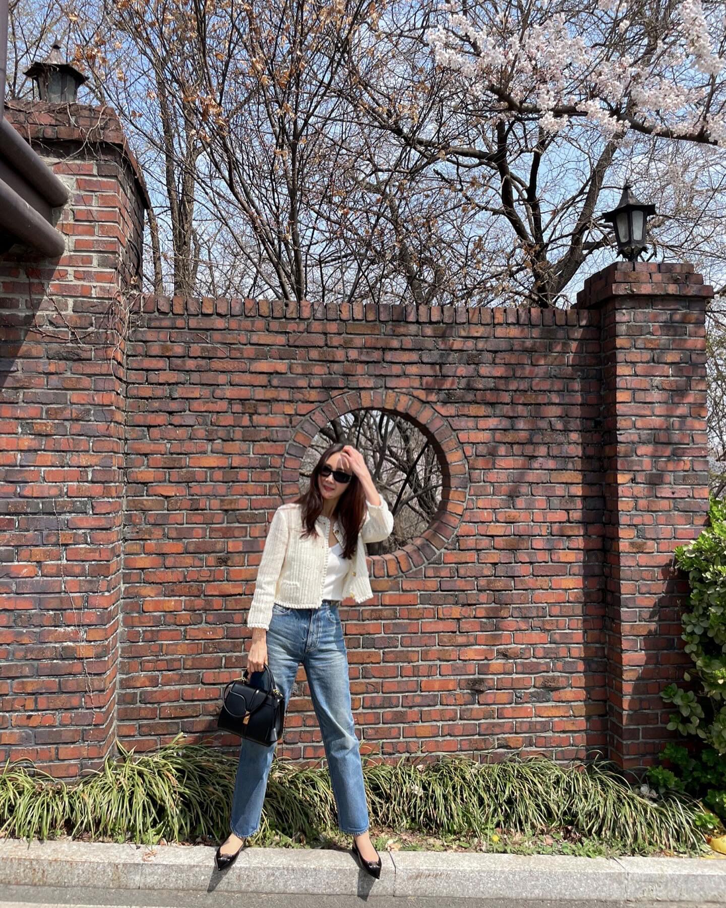 Sao Hàn ngòai 40 hack tuổi với 5 món thời trang trẻ trung và sang trọng - Ảnh 4. Sao Hàn ngòai 40 hack tuổi với 5 món thời trang trẻ trung và sang trọng - Ảnh 4.