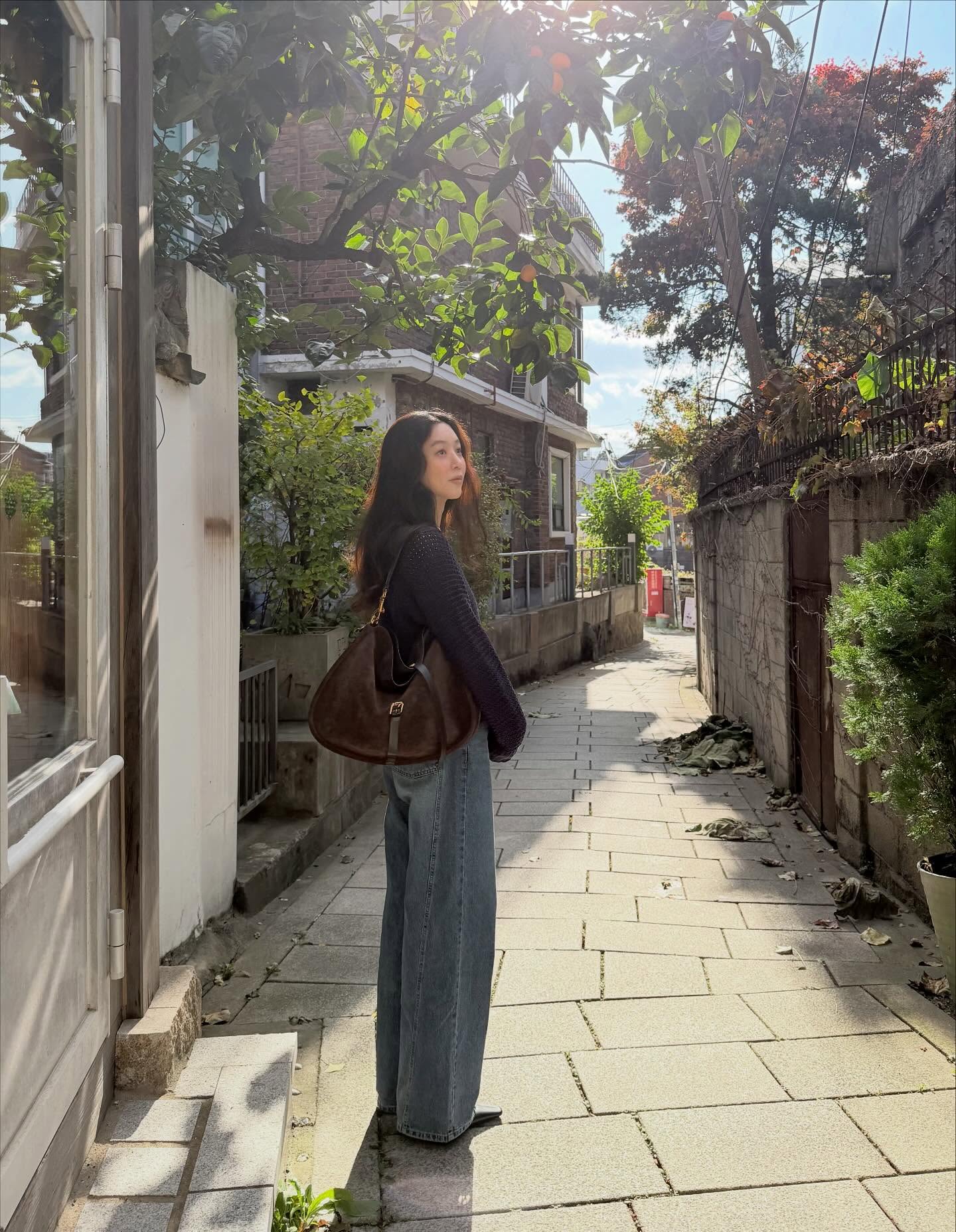 Sao Hàn ngòai 40 hack tuổi với 5 món thời trang trẻ trung và sang trọng - Ảnh 8. Sao Hàn ngòai 40 hack tuổi với 5 món thời trang trẻ trung và sang trọng - Ảnh 8.