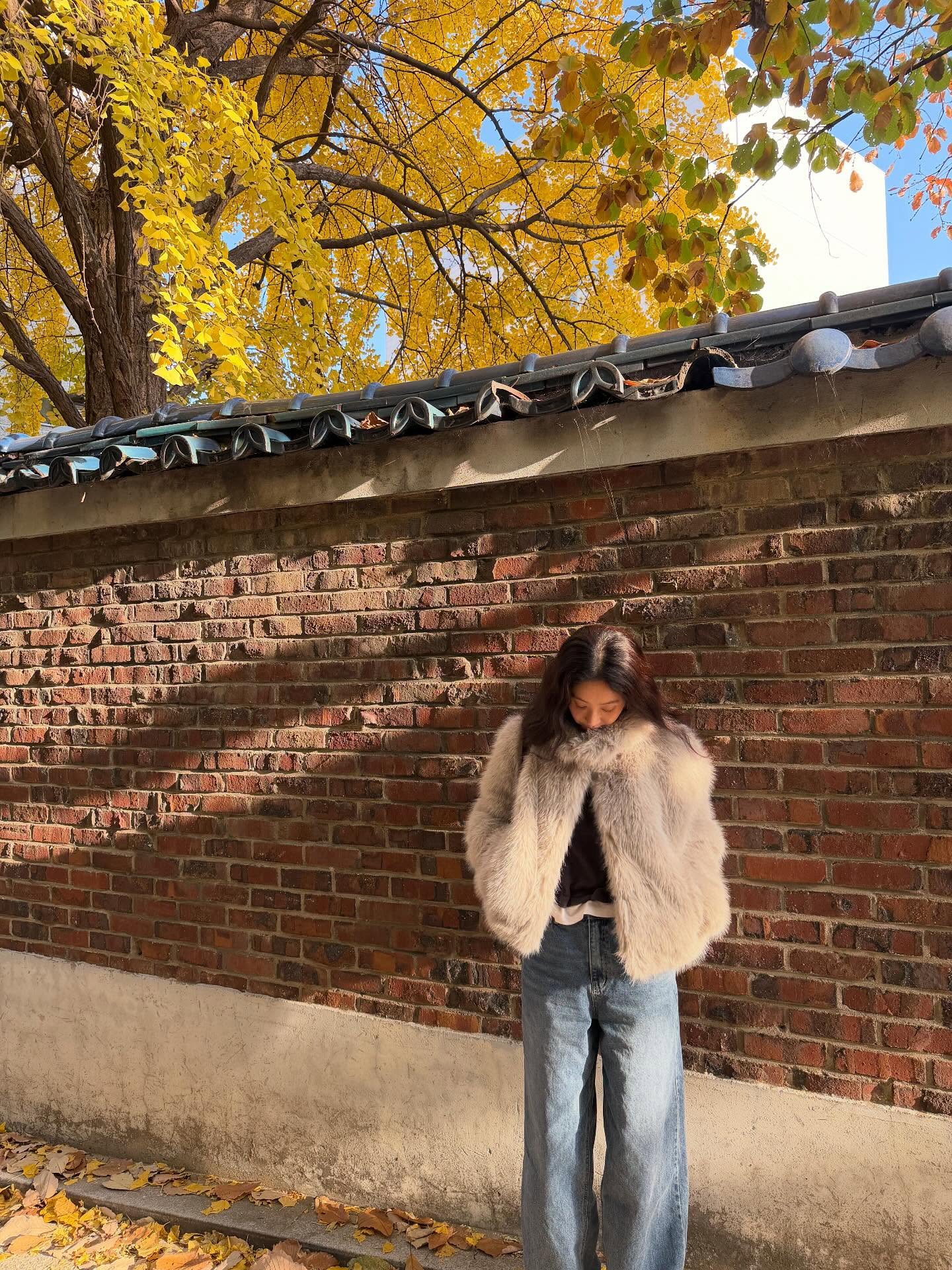 Sao Hàn ngòai 40 hack tuổi với 5 món thời trang trẻ trung và sang trọng - Ảnh 9. Sao Hàn ngòai 40 hack tuổi với 5 món thời trang trẻ trung và sang trọng - Ảnh 9.