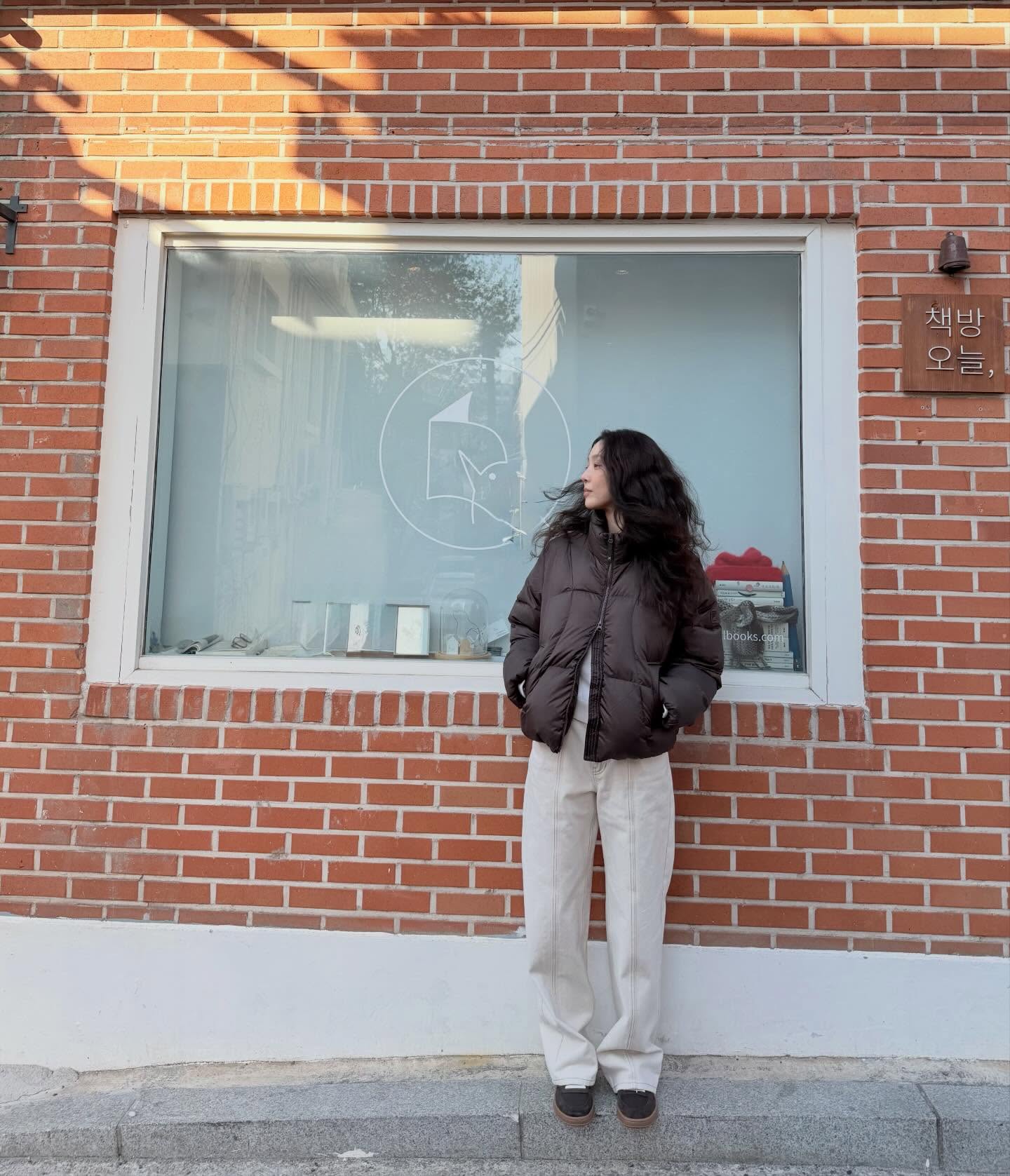 Sao Hàn ngòai 40 hack tuổi với 5 món thời trang trẻ trung và sang trọng - Ảnh 11. Sao Hàn ngòai 40 hack tuổi với 5 món thời trang trẻ trung và sang trọng - Ảnh 11.