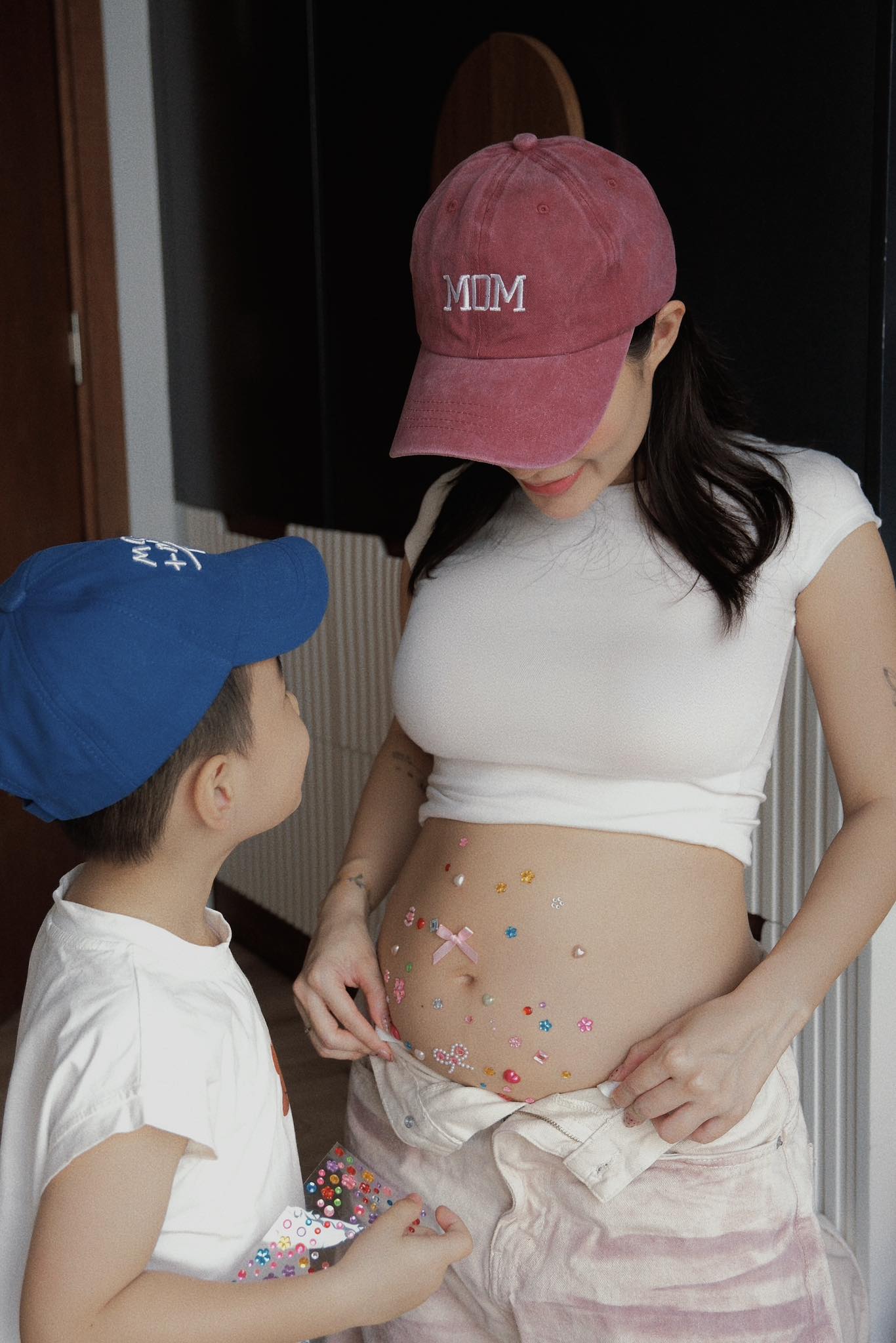 Touliver đ&oacute;n T&oacute;c Ti&ecirc;n tận nơi, d&agrave;n sao Vbiz lần đầu c&ocirc;ng khai loạt tin vui kh&eacute;p lại 2025!- Ảnh 2.