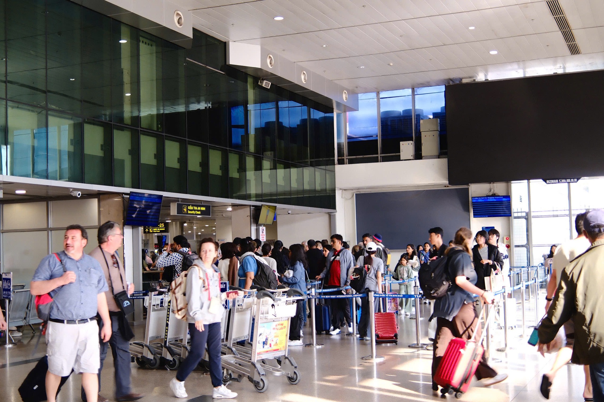Hình ảnh lạ tại Sân bay Tân Sơn Nhất trong ngày đầu nghỉ Tết Dương lịch 2026- Ảnh 12. Hình ảnh lạ tại Sân bay Tân Sơn Nhất trong ngày đầu nghỉ Tết Dương lịch 2026- Ảnh 12.