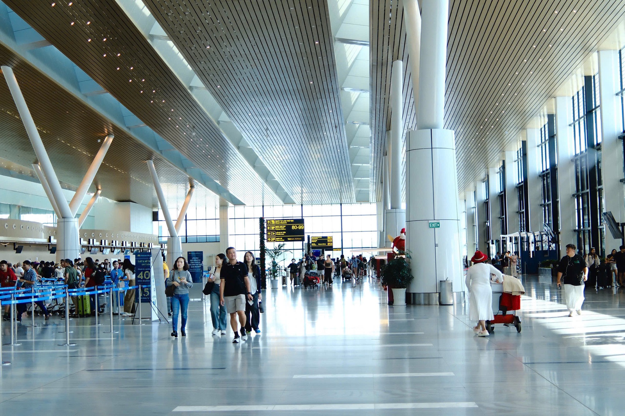 Hình ảnh lạ tại Sân bay Tân Sơn Nhất trong ngày đầu nghỉ Tết Dương lịch 2026- Ảnh 4. Hình ảnh lạ tại Sân bay Tân Sơn Nhất trong ngày đầu nghỉ Tết Dương lịch 2026- Ảnh 4.