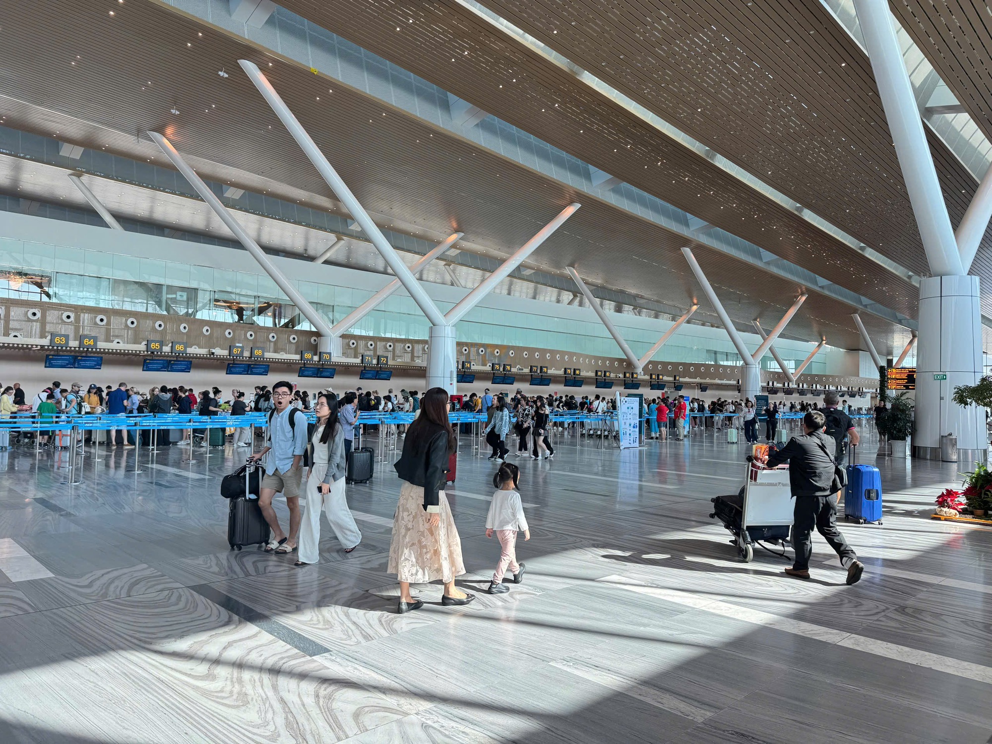 Hình ảnh lạ tại Sân bay Tân Sơn Nhất trong ngày đầu nghỉ Tết Dương lịch 2026- Ảnh 1. Hình ảnh lạ tại Sân bay Tân Sơn Nhất trong ngày đầu nghỉ Tết Dương lịch 2026- Ảnh 1.