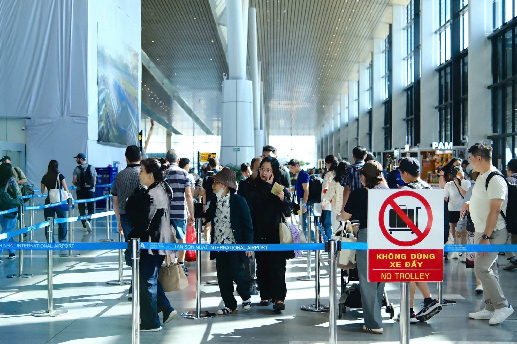 Hình ảnh lạ tại Sân bay Tân Sơn Nhất trong ngày đầu nghỉ Tết Dương lịch 2026- Ảnh 5. Hình ảnh lạ tại Sân bay Tân Sơn Nhất trong ngày đầu nghỉ Tết Dương lịch 2026- Ảnh 5.