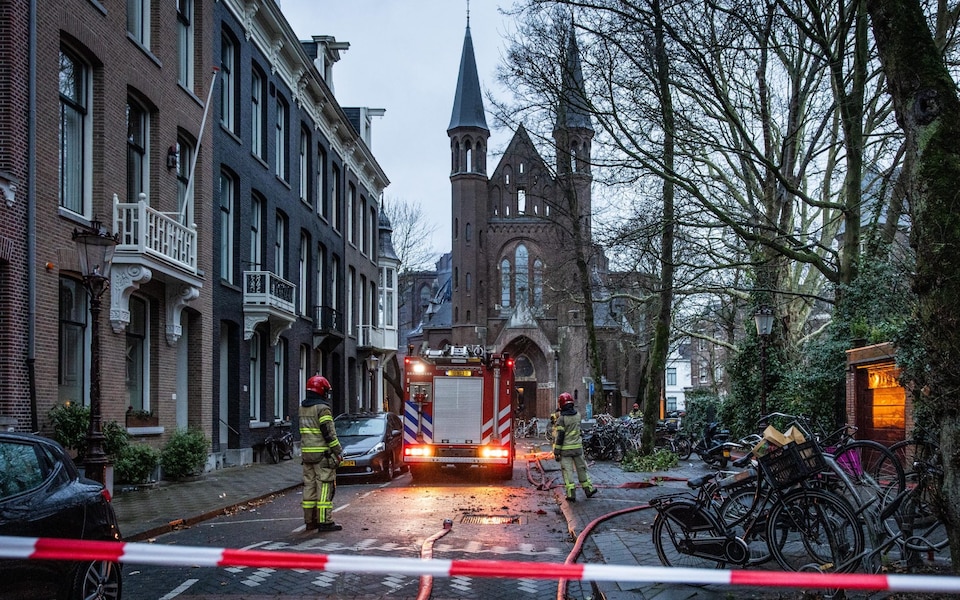 B&agrave;ng ho&agrave;ng cảnh lửa nuốt trọn nh&agrave; thờ cổ 153 năm tuổi tại Amsterdam đ&ecirc;m Giao thừa, th&aacute;p cao 50m đổ sập- Ảnh 3.