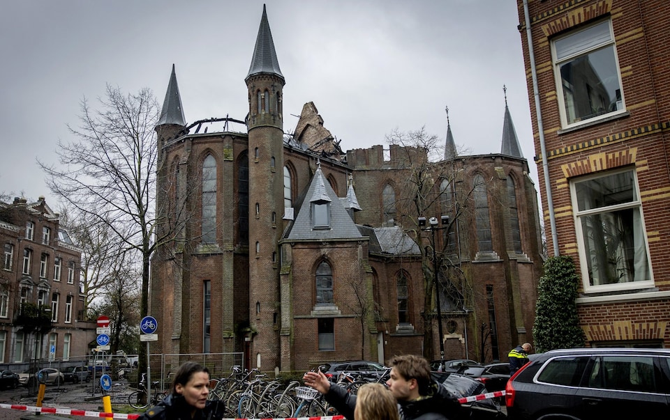 B&agrave;ng ho&agrave;ng cảnh lửa nuốt trọn nh&agrave; thờ cổ 153 năm tuổi tại Amsterdam đ&ecirc;m Giao thừa, th&aacute;p cao 50m đổ sập- Ảnh 2.