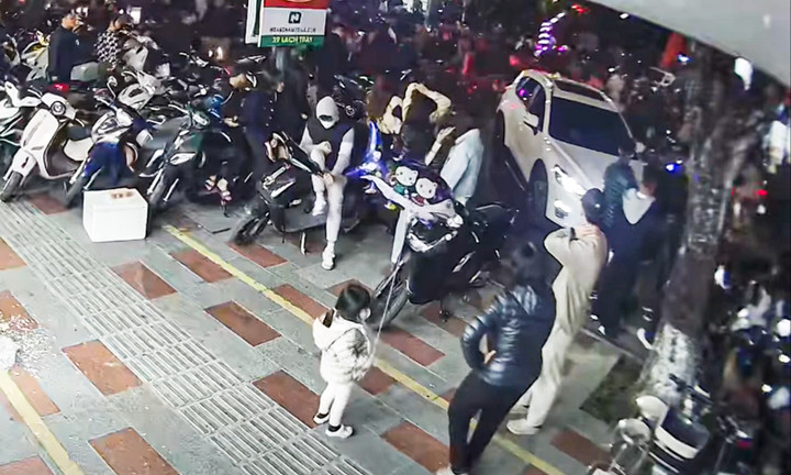 &Ocirc; t&ocirc; l&ugrave;i giữa biển người xem ph&aacute;o hoa, t&agrave;i xế mất kiểm so&aacute;t g&acirc;y n&aacute;o loạn đ&ecirc;m giao thừa- Ảnh 1.