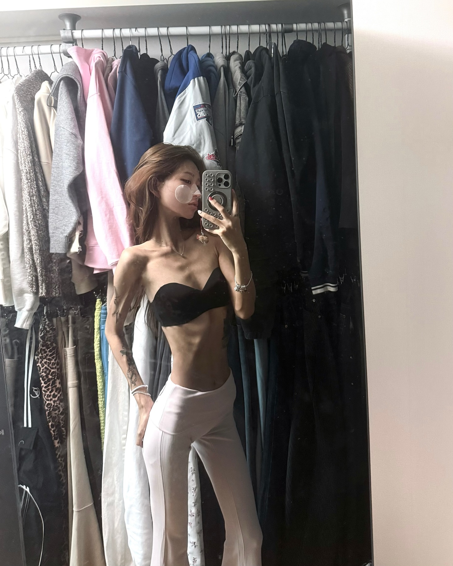 Con g&aacute;i của 1 nữ diễn vi&ecirc;n từng nặng gần 100kg, nay chỉ c&ograve;n da bọc xương- Ảnh 1.