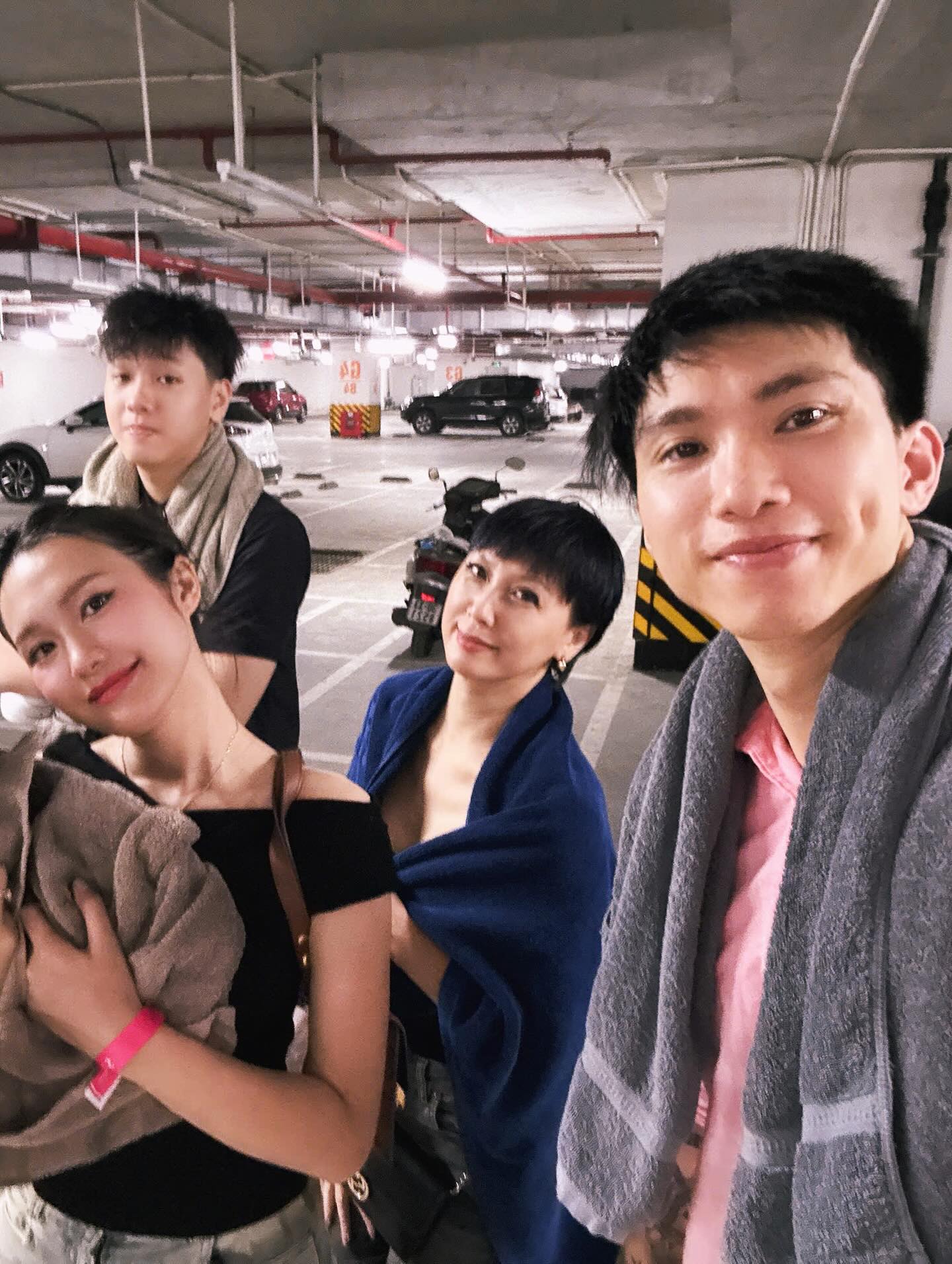 Mẹ vợ hot nhất l&agrave;ng b&oacute;ng đ&aacute; g&acirc;y sốt với nhan sắc mỹ nh&acirc;n thập ni&ecirc;n 90, U50 m&agrave; trẻ đẹp ngỡ ng&agrave;ng- Ảnh 5.